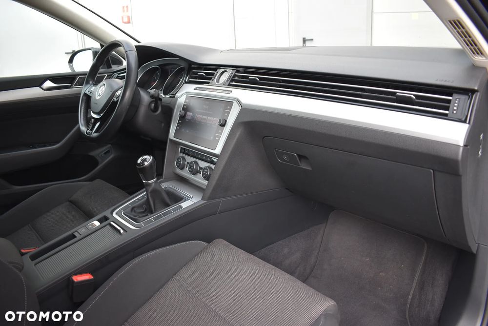 Volkswagen Passat - 17