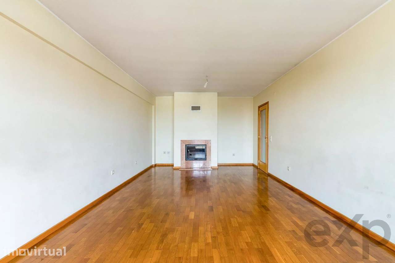 T1 no 4.º e último piso com elevador, varanda poente, garagem e vistas - Grande imagem: 5/25