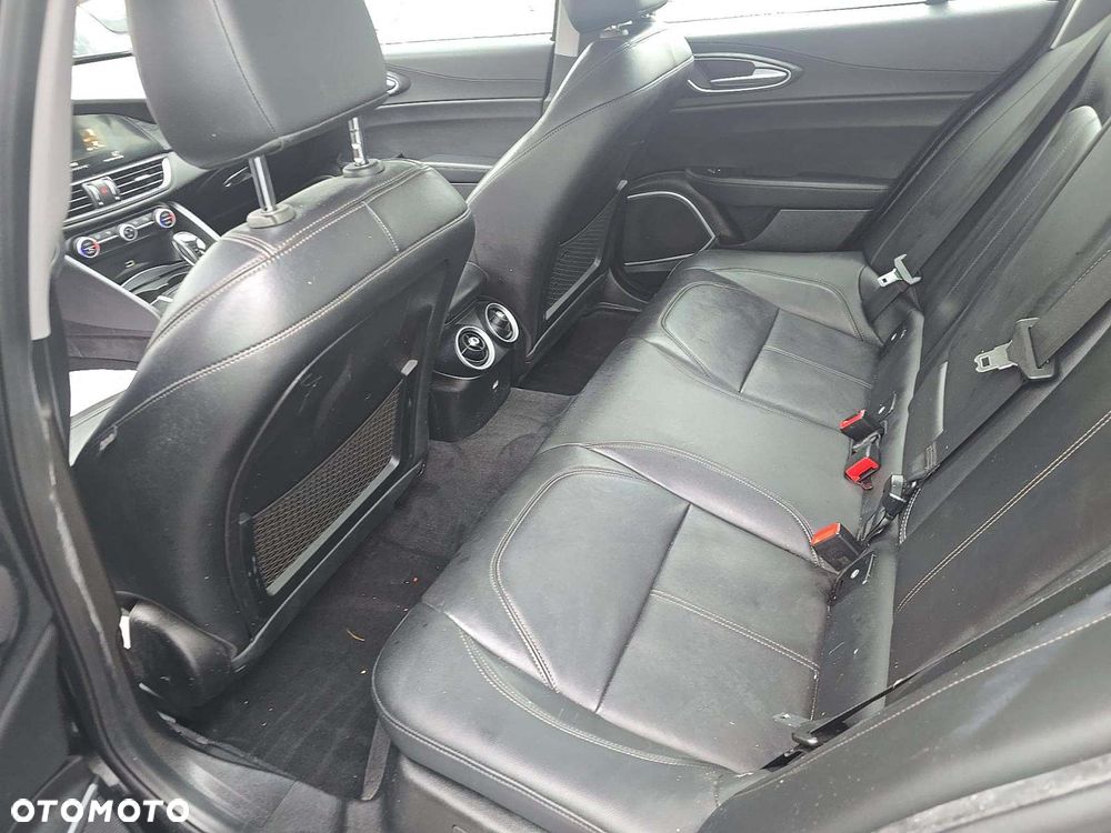 Alfa Romeo Giulia - 10