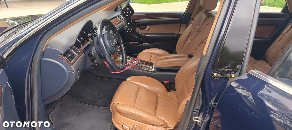 Audi A8 4.2 L Quattro - 12
