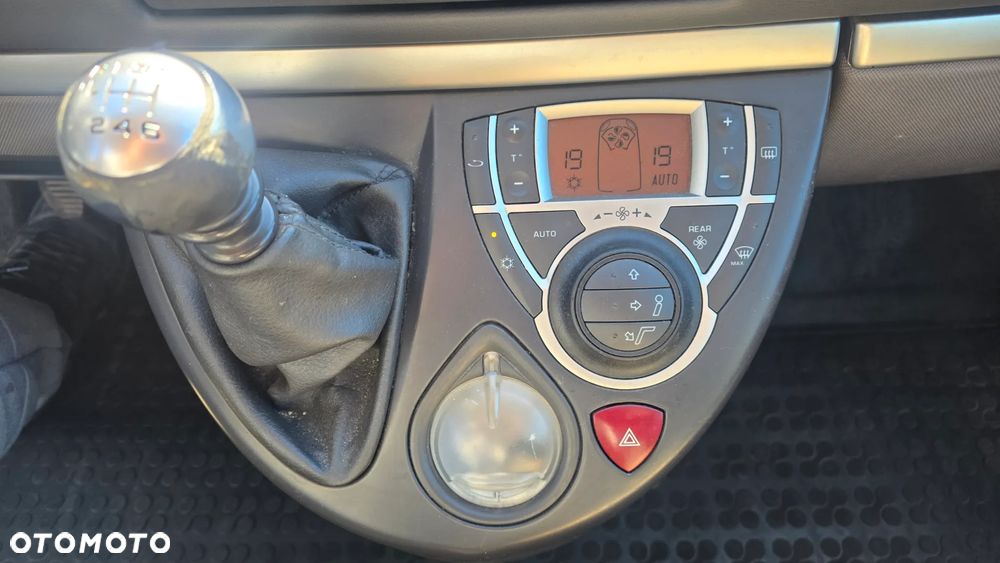 Peugeot 807 2.0 HDi Premium Euro5 - 15