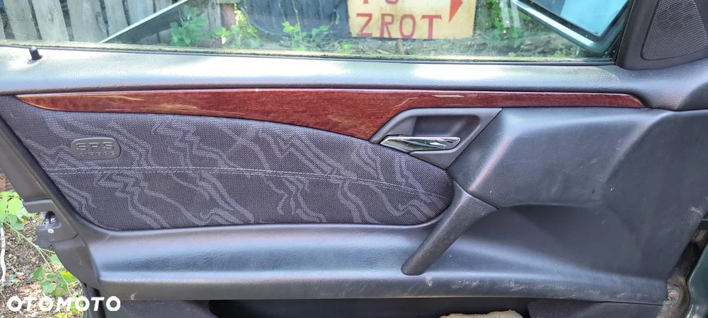 Mercedes E 220 na części - 8