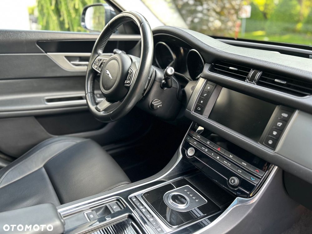 Jaguar XF 25t Prestige - 11