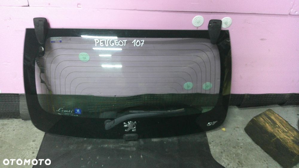 PEUGEOT 107 SZYBA BAGAŻNIKA KLAPY - 1