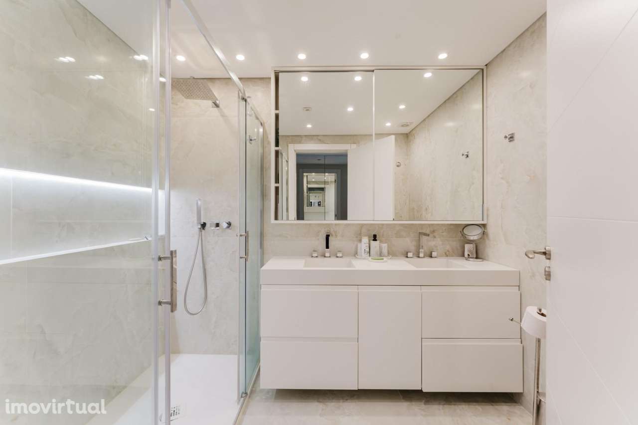 Apartamento T4 | Avenida Marquês de Tomar, Lisboa — Três... - Grande imagem: 4/29