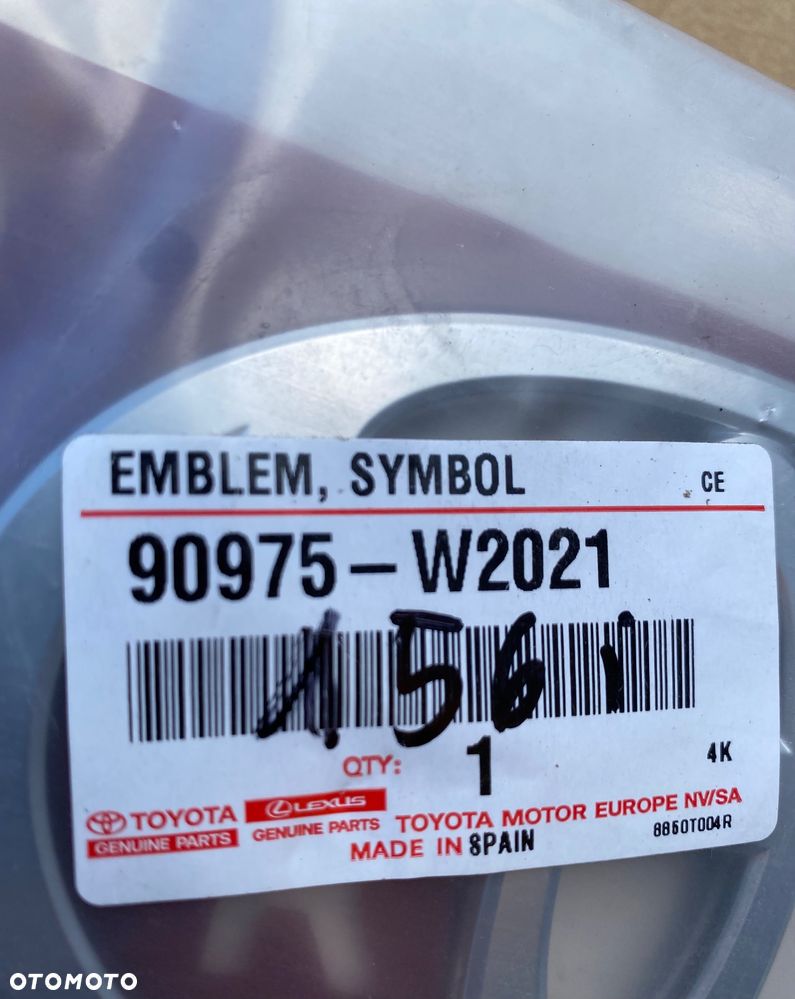 TOYOTA YARIS 4 IV NOWY ! ORYGINALNY EMBLEMAT LOGO ZNACZEK ATRAPY GRILLA GRILA ATRAPA chłodnicy GRILL znaczek zderzaka na zderzak przedni przód , klapy, na klapę 90975-W2021 90975W2021 Corolla E21 ? Wwa - 2