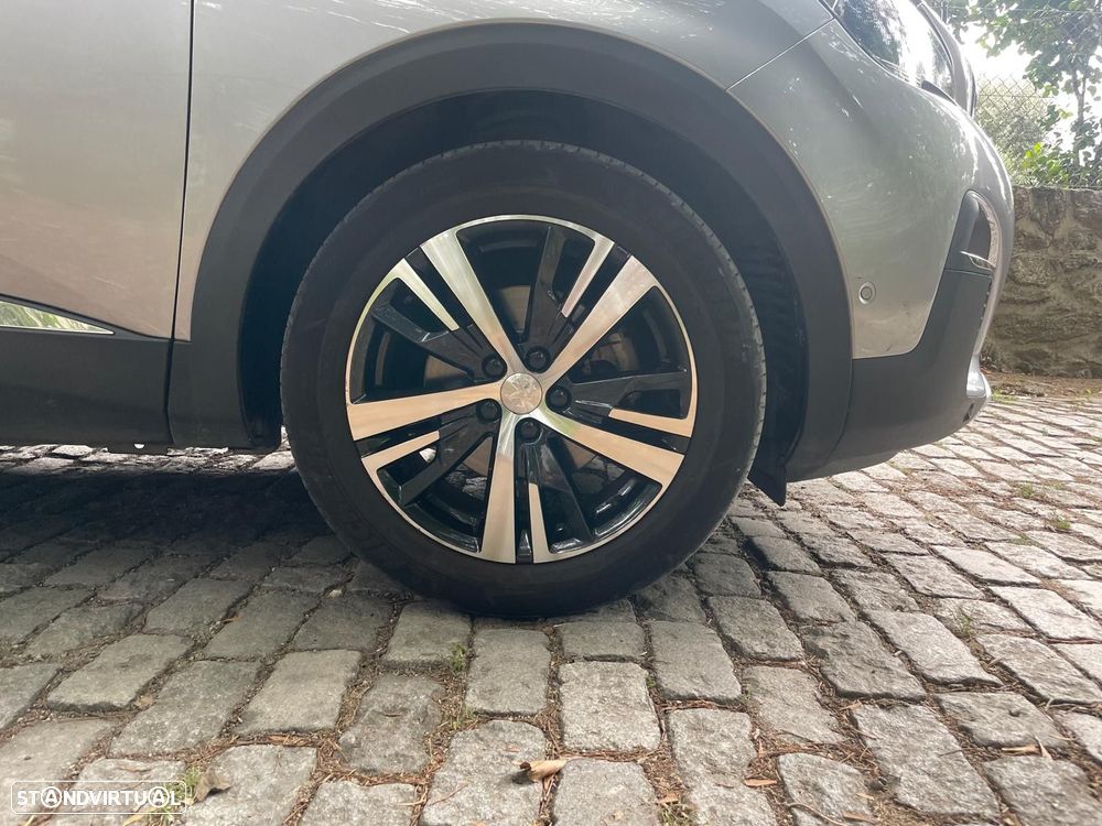 Peugeot 3008 1.2 PureTech Allure EAT8 - 8