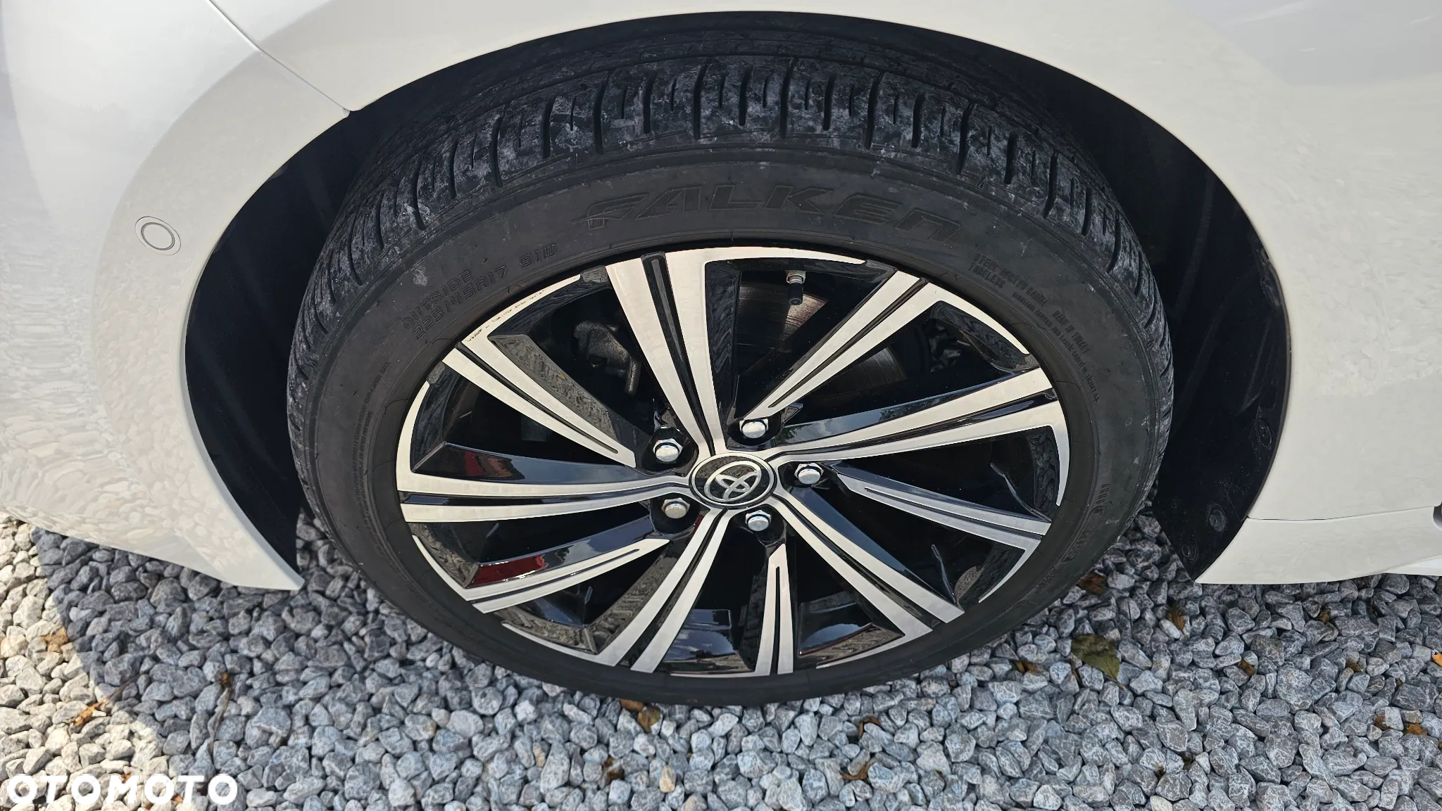 Toyota Corolla 1.8 Hybrid Black&White - 16
