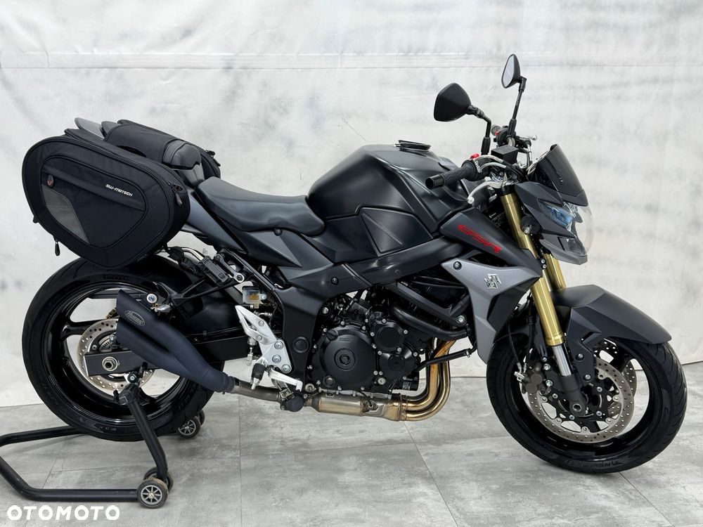 Suzuki GSR - 6