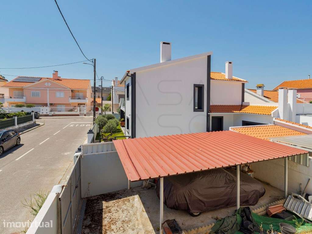 Moradia bifamiliar, de gaveto, logradouro, T2 no R/C e T2 no 1º pis... - Grande imagem: 3/26