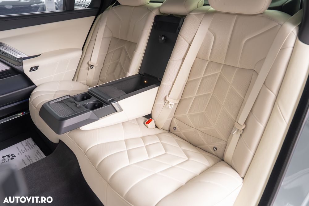 BMW M7 M760e xDrive - 32