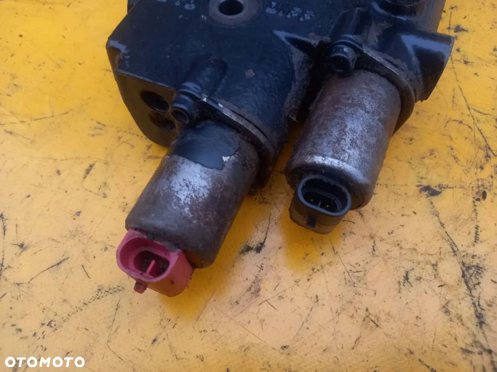 Blok hydrauliczny WOM 4WD New Holland TM175 - 2