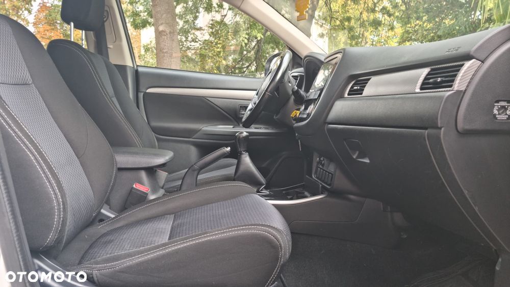 Mitsubishi Outlander 2.0 Invite + 2WD - 13