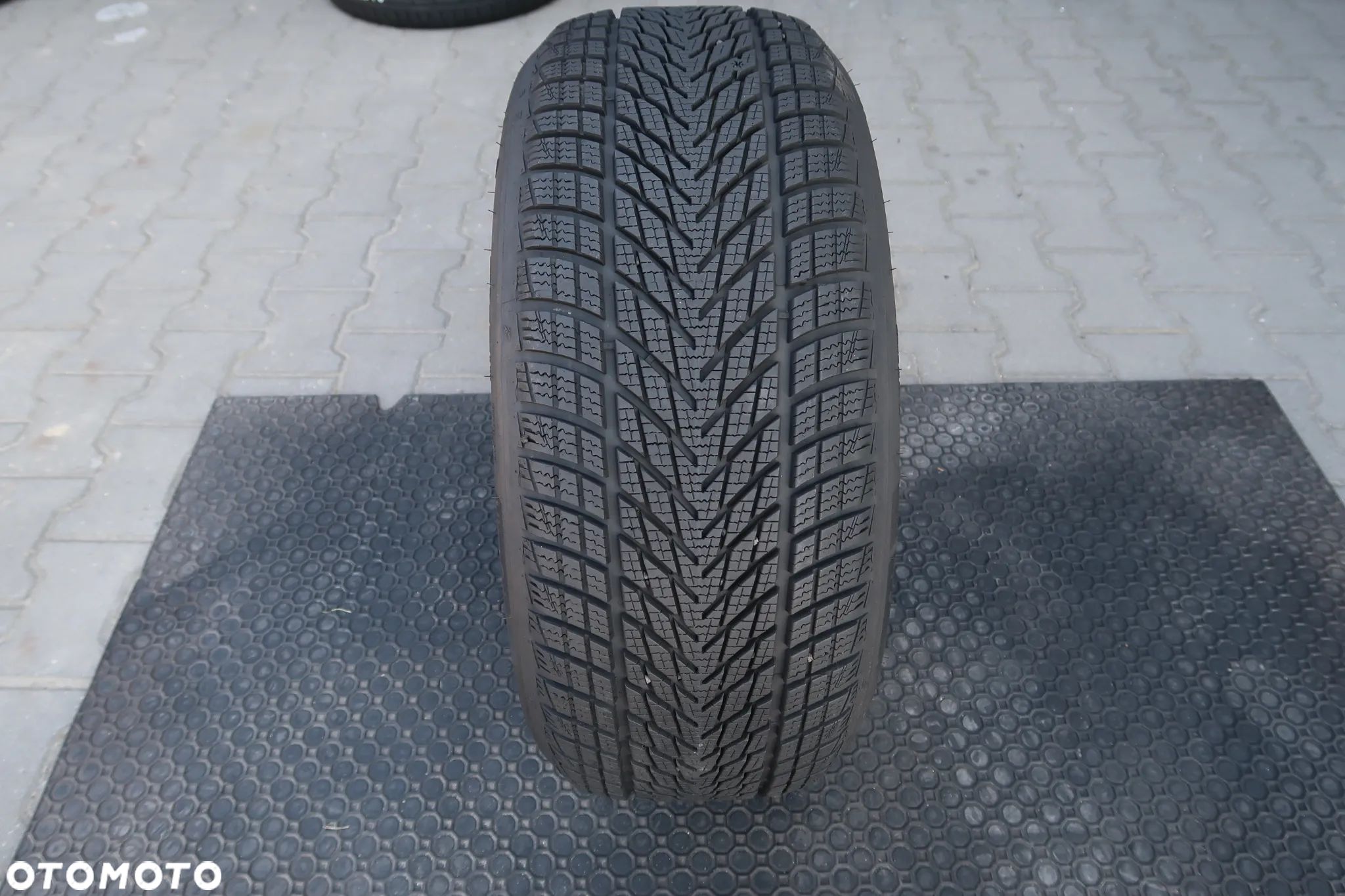 225/45r18 Goodyear Ultra Gri Performance 3  225/45/18 - 1