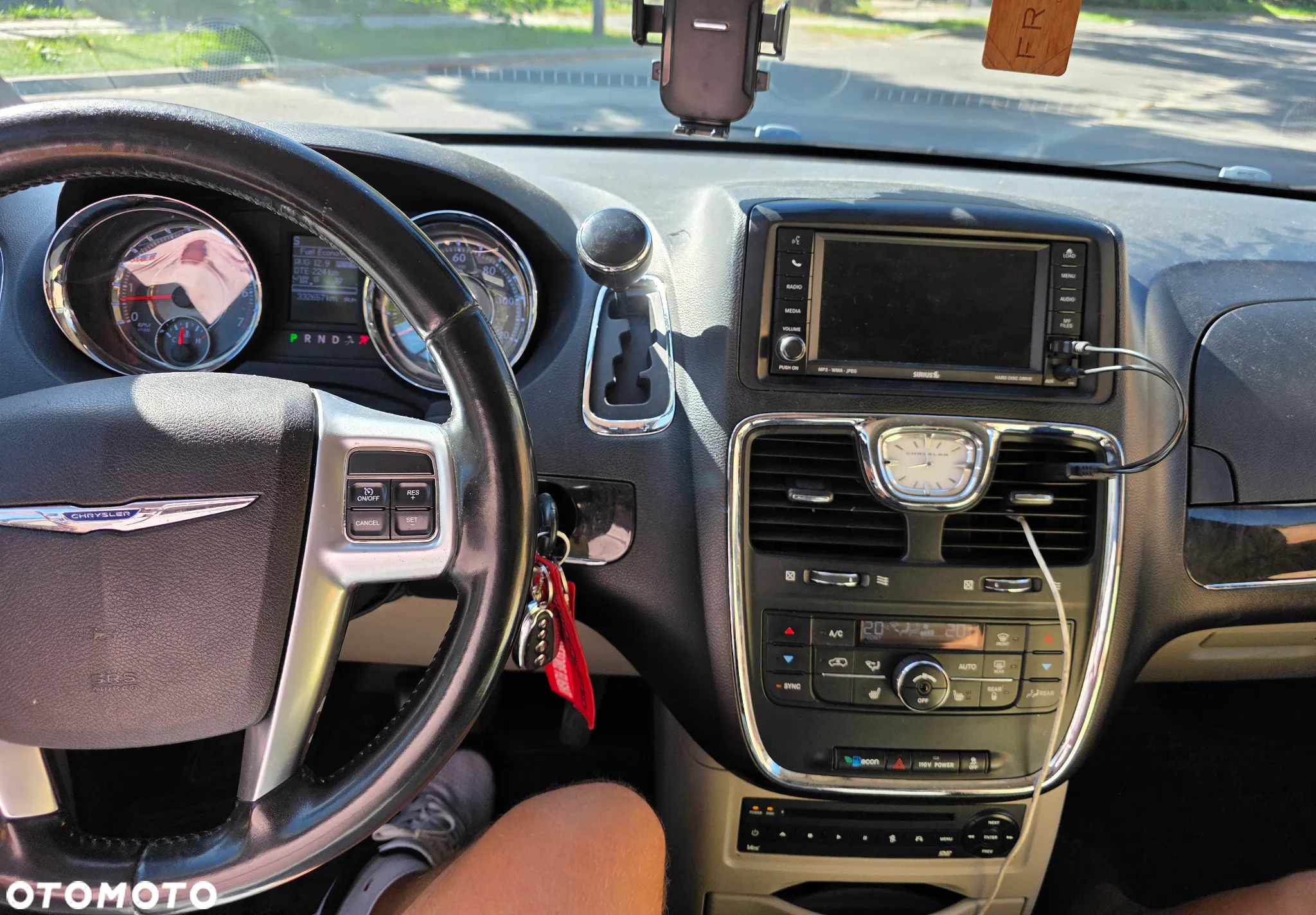 Chrysler Town & Country - 8