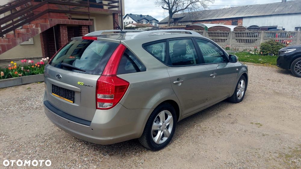 Kia Ceed - 10