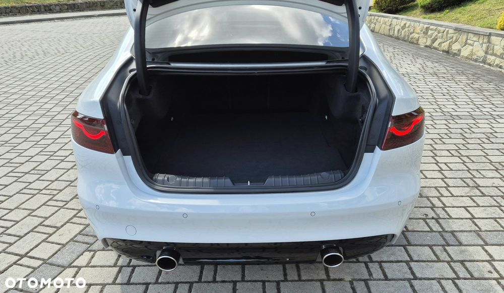 Jaguar XF 3.0 V6 AWD R-Sport - 29
