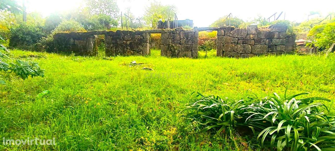 Belíssima ruína em terreno verdejante com vista deslumbrante para o Ri - Grande imagem: 2/60