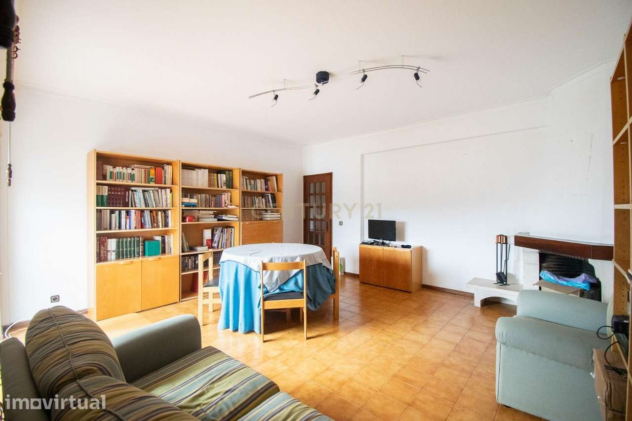 Apartamento T2 com Garagem e Vista Panorâmica – Rua António Jardim, Co - Grande imagem: 4/12