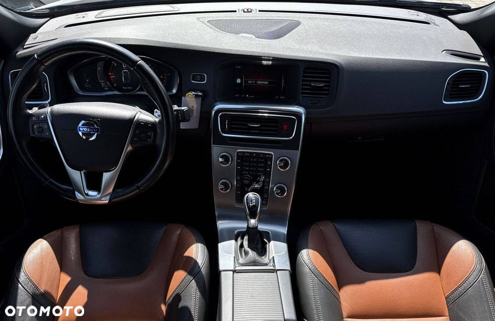 Volvo S60 Cross Country - 11