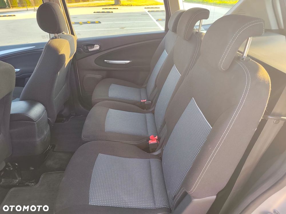 Ford S-Max - 12