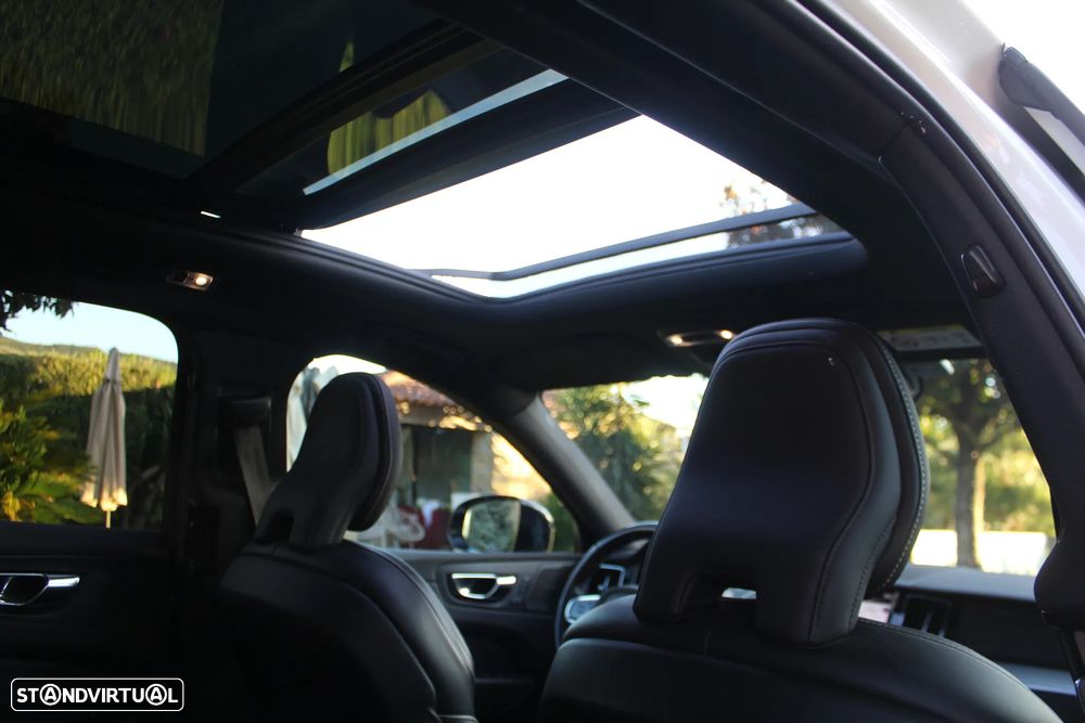 Volvo XC 60 2.0 T8 PHEV R-Design AWD - 32