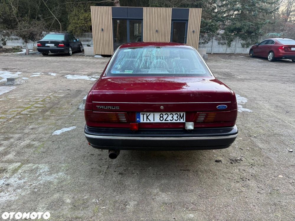 Ford Taurus - 4