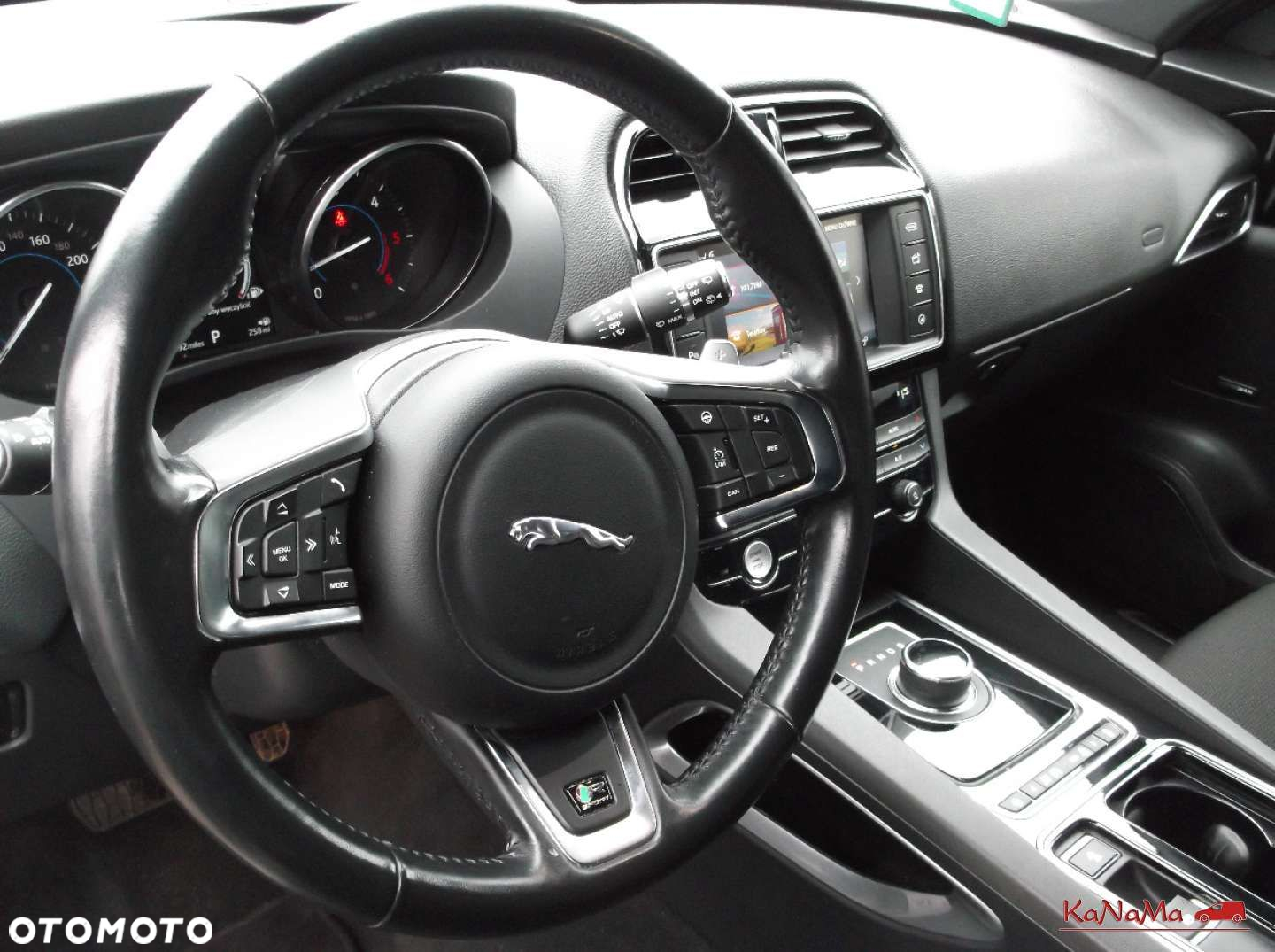 Jaguar F-Pace - 11