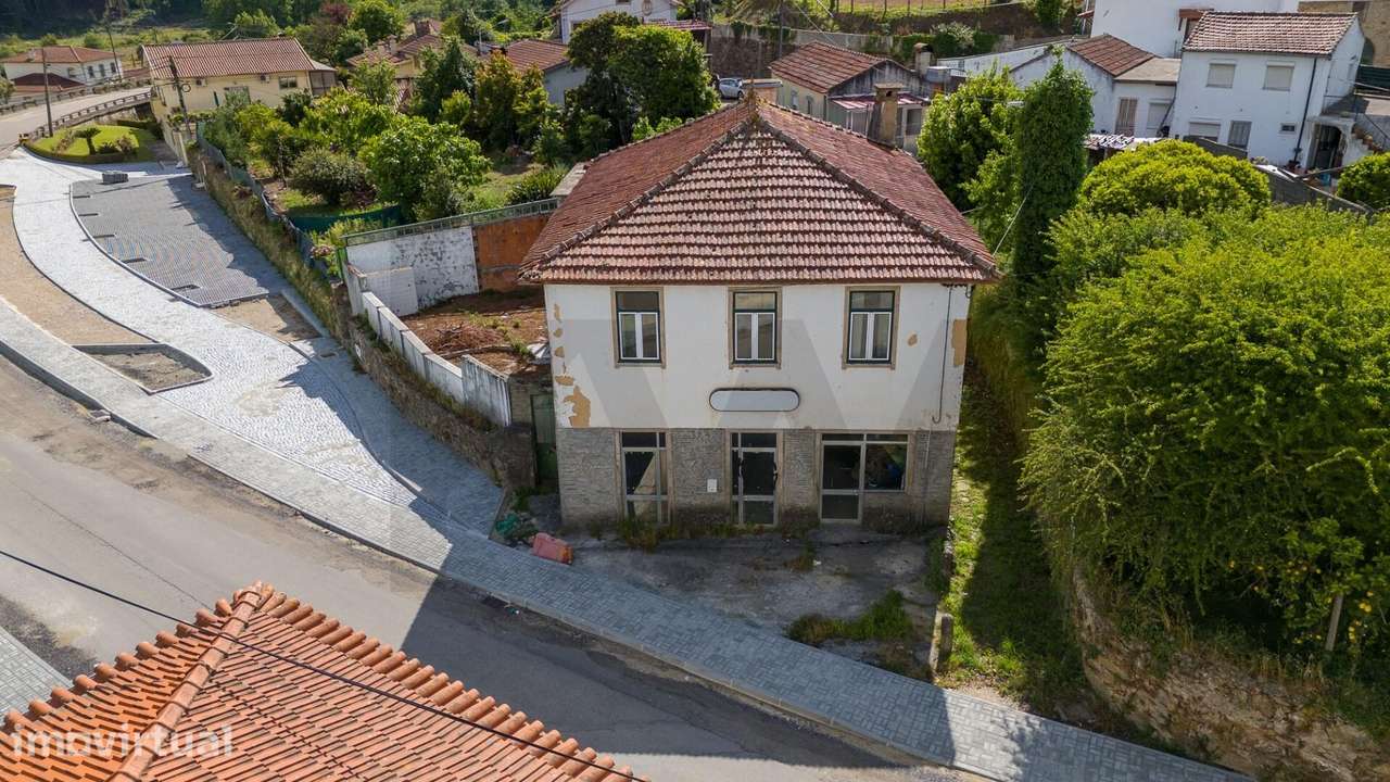 Onde os Sonhos Ganham Forma – Moradia para Restaurar em Oliveira de Az - Grande imagem: 4/60