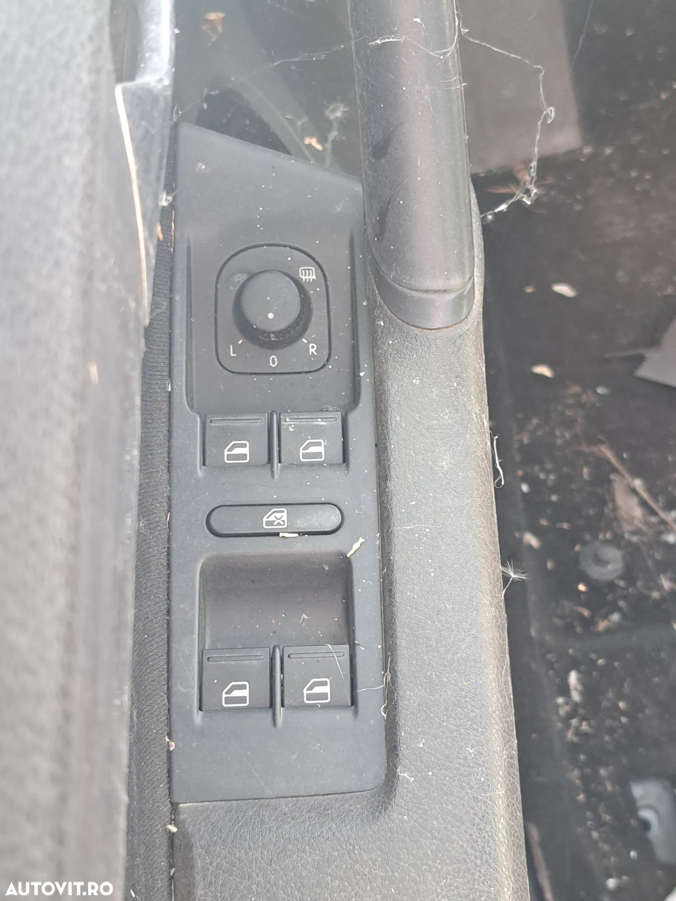 Volan cu comenzi grila ventiatie centrala SZL Grila ventilatie stg dr Schimbator selector viteze Panou butoane frana de mana PDC Start/Stop Panou butoane comenzi geamuri Cotiera cu suport pahare VW Passat B7 2010-2014 - 4