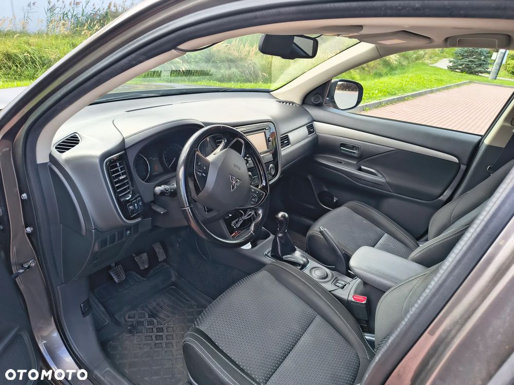 Mitsubishi Outlander 2.0 Invite + 2WD - 12