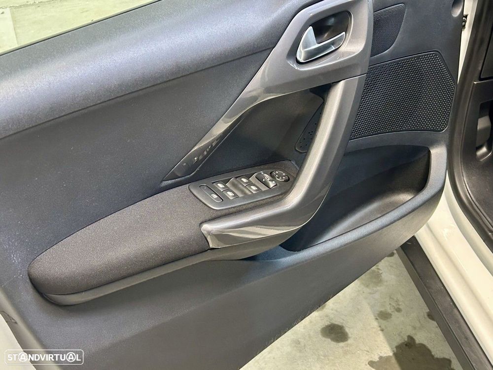 Peugeot 2008 1.2 PureTech Style - 30