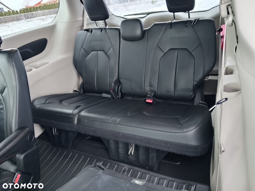 Chrysler Pacifica - 8