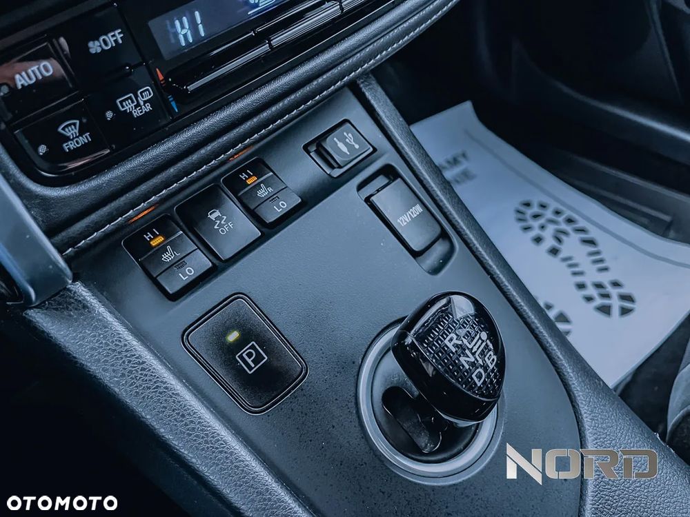 Toyota Auris 1.8 HSD Prestige - 26