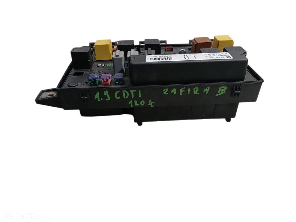 SKRZYNKA BEZPIECZNIKÓW OPEL ZAFIRA B 1.9 CDTI 13268306 5DK008668-39 - 2