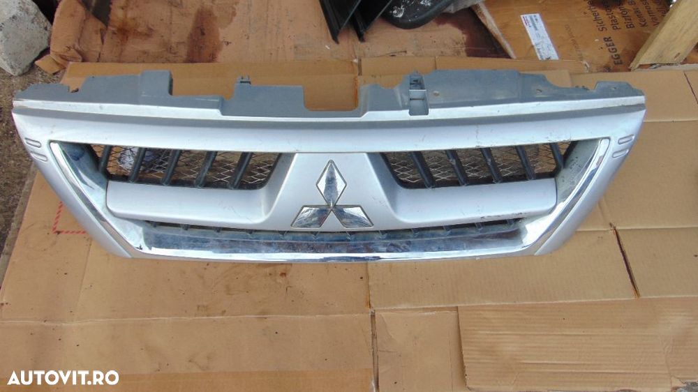 Grila Mitsubishi pajero mk3 grila frontala intre faruri 2000-2007 dezmembrez - 2