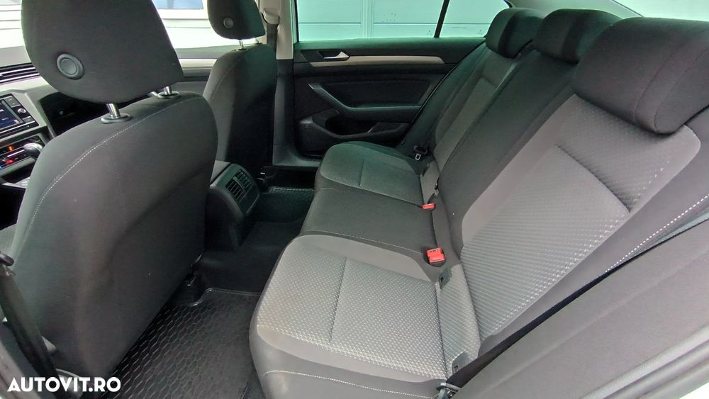 Volkswagen Passat 2.0 TDI DSG Trendline - 13