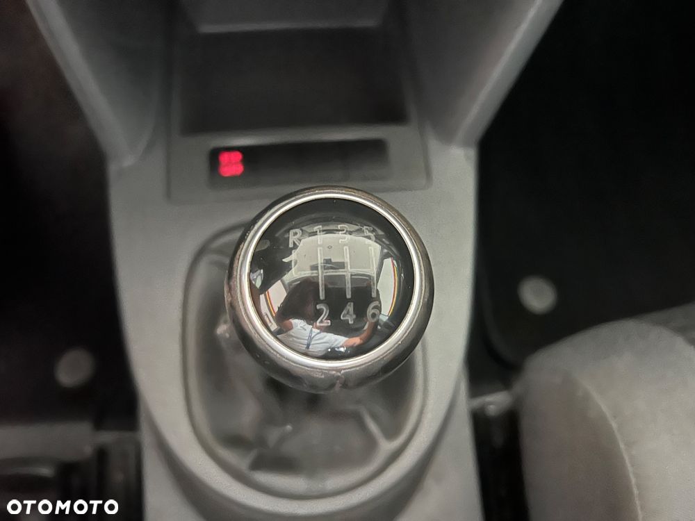 Volkswagen Touran 2.0 TDI DPF BlueMotion Technology Comfortline - 31