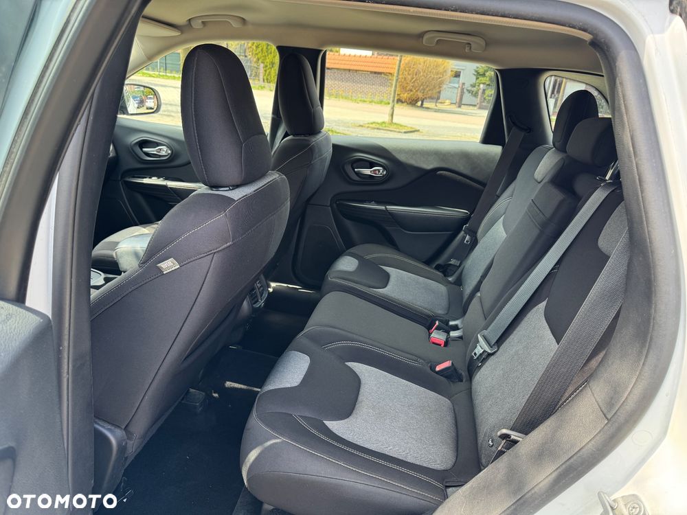 Jeep Cherokee - 27