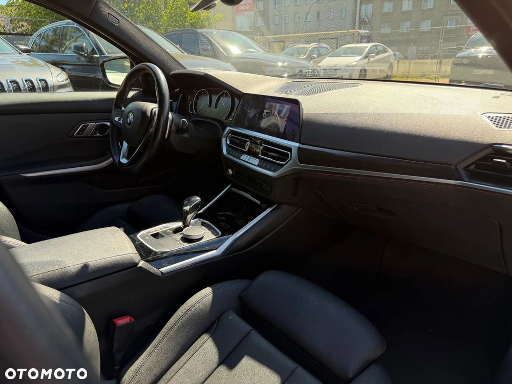 BMW Seria 3 330i M Sport - 12