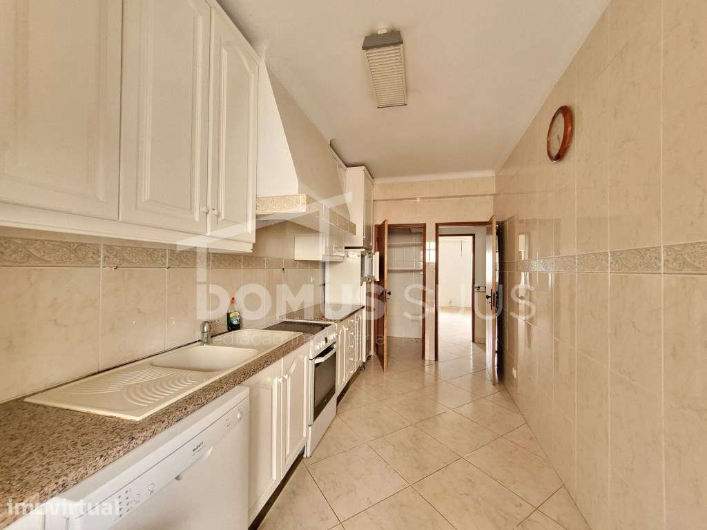Moradia T5 localizada em zona central da cidade De Faro - Grande imagem: 4/23