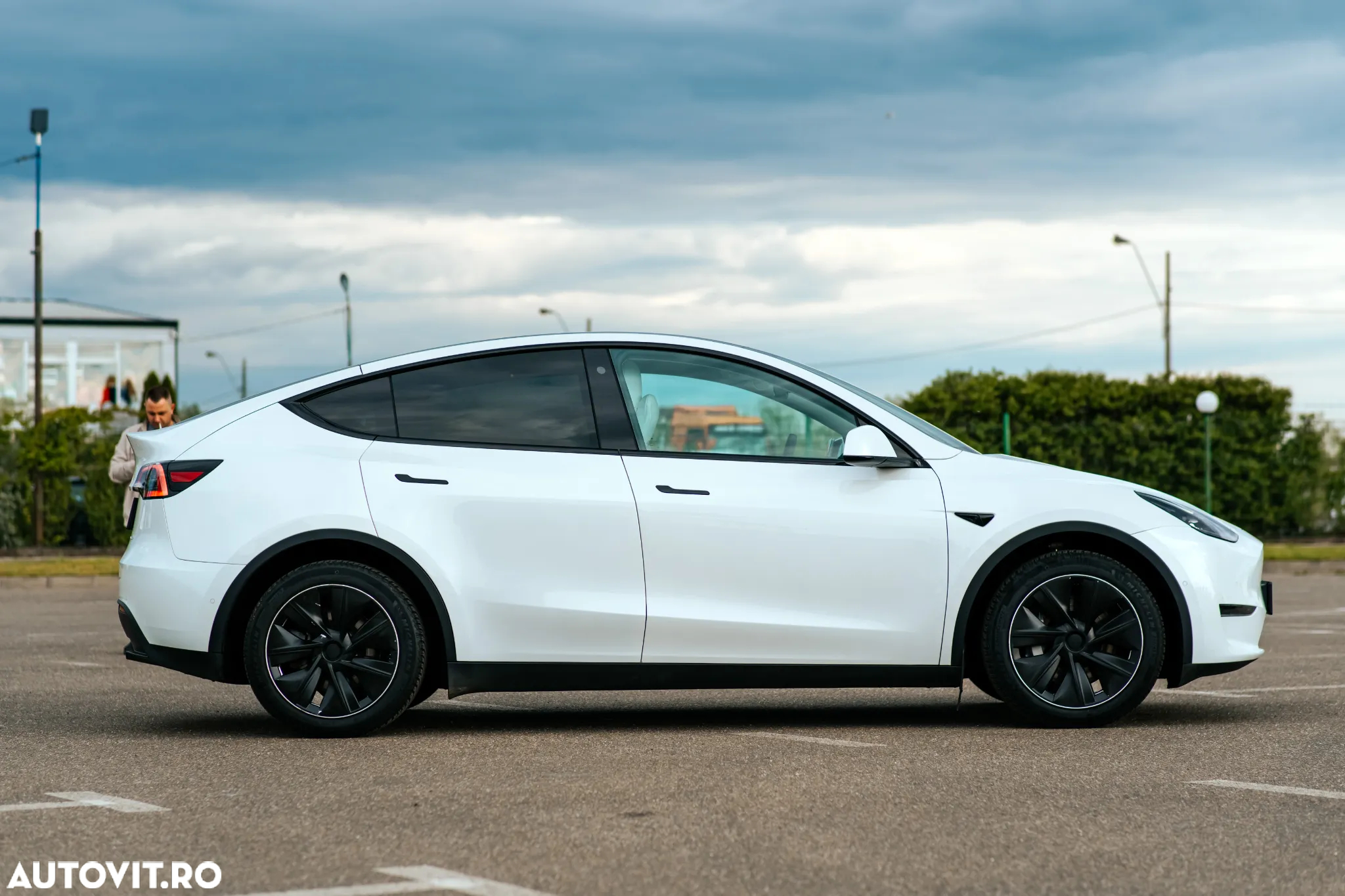 Tesla Model Y Long Range Dual Motor AWD - 6
