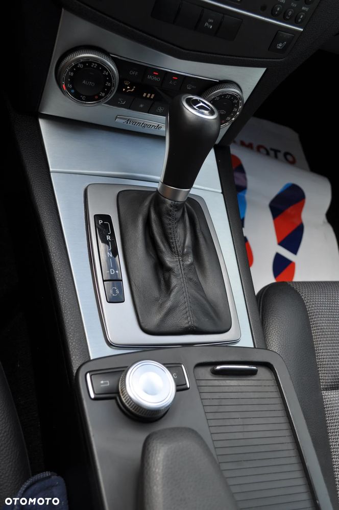 Mercedes-Benz Klasa C 200 CGI Automatik BlueEFFICIENCY Avantgarde - 31