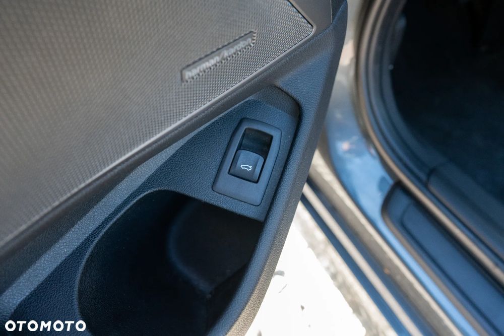 BMW Seria 3 330i Sport Line - 10