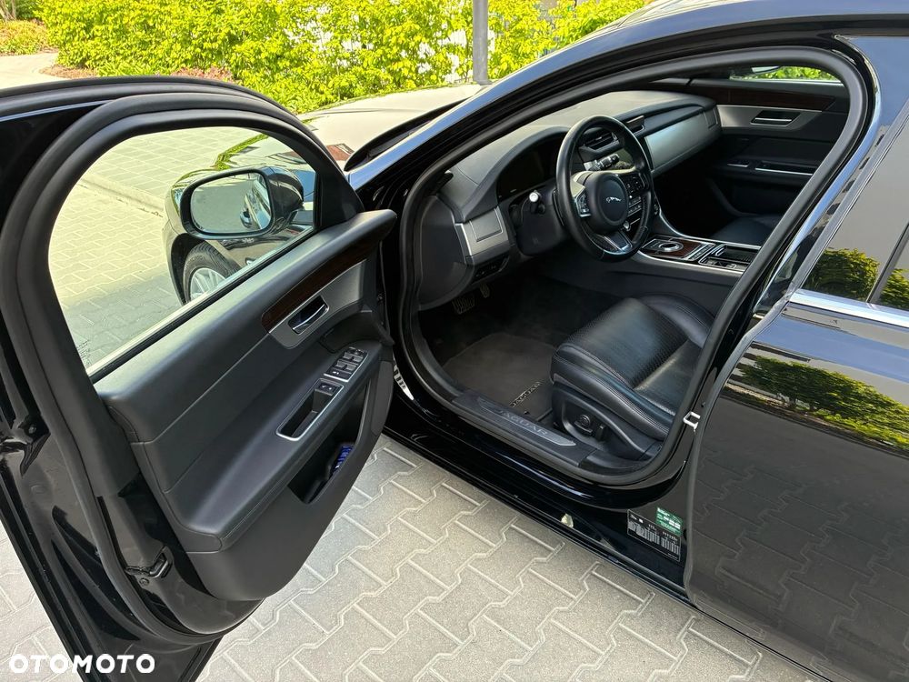 Jaguar XF 20t Prestige - 13