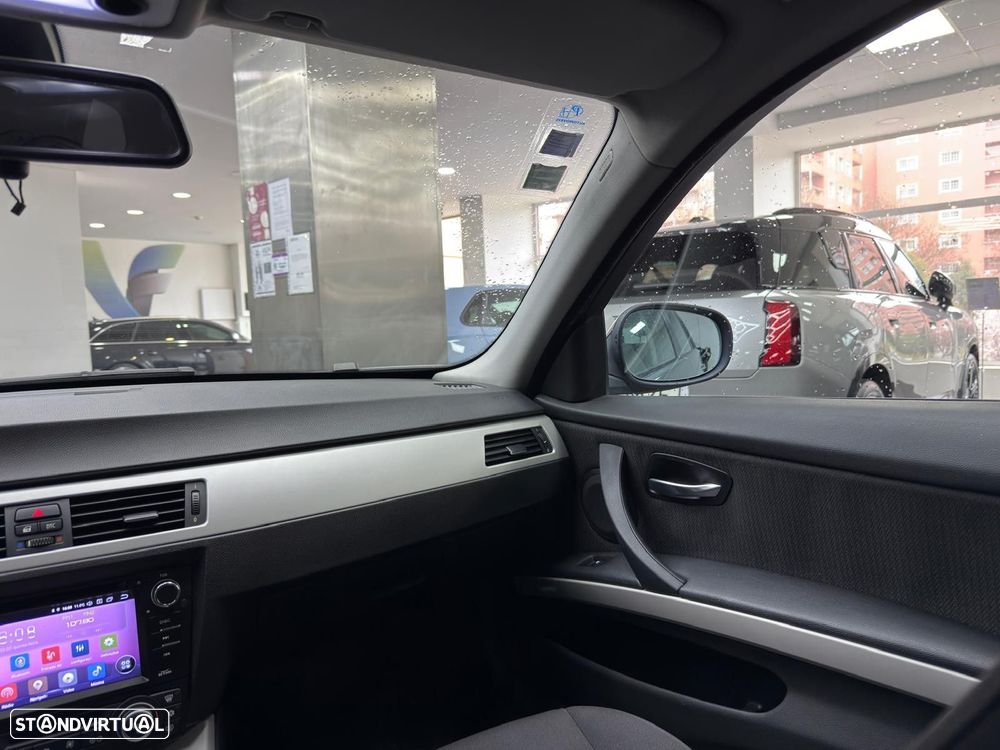 BMW 318 d Navigation Sport - 28