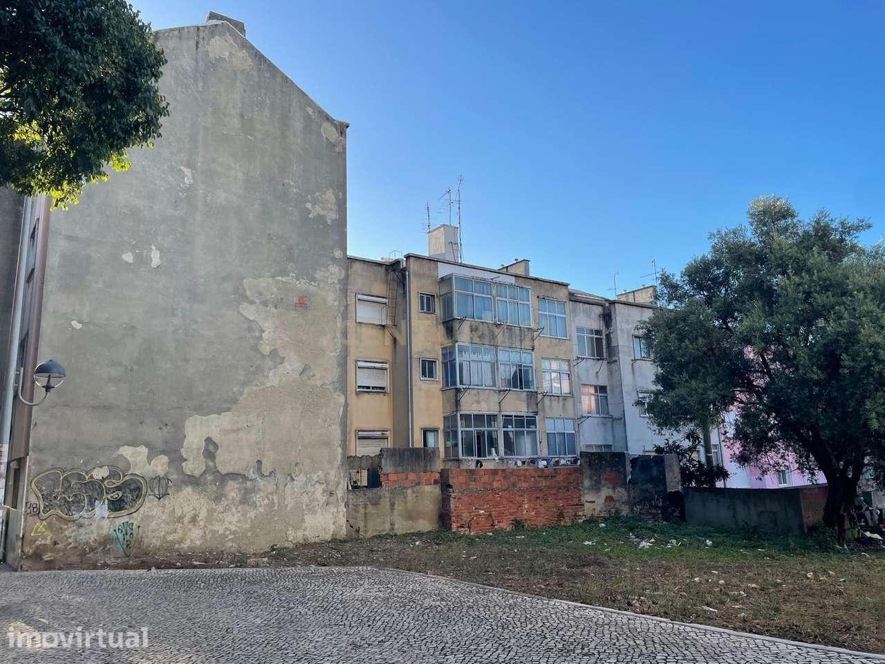 TERRENO PARA CONSTRUÇÃO JUNTO AO METRO DA AMADORA - Grande imagem: 2/9