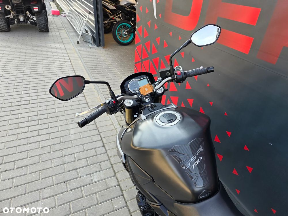 Suzuki GSR - 18