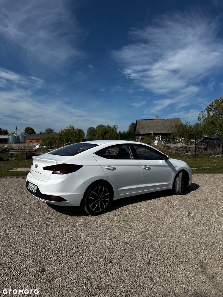 Hyundai Elantra 1.6 Comfort Premiere - 9