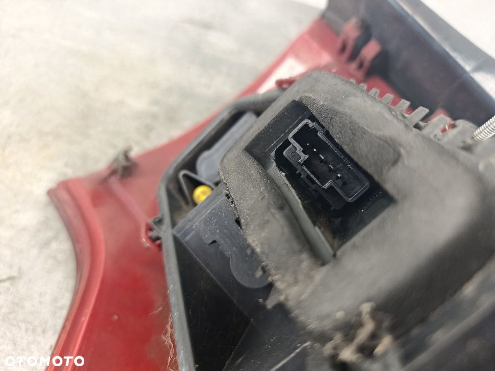 LAMPA TYLNA LEWA PEUGEOT 407 SW 9641948780 KOMBI - 2